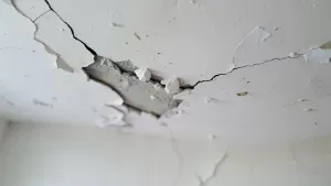jak naprawić odpadający tynk wewnętrzny