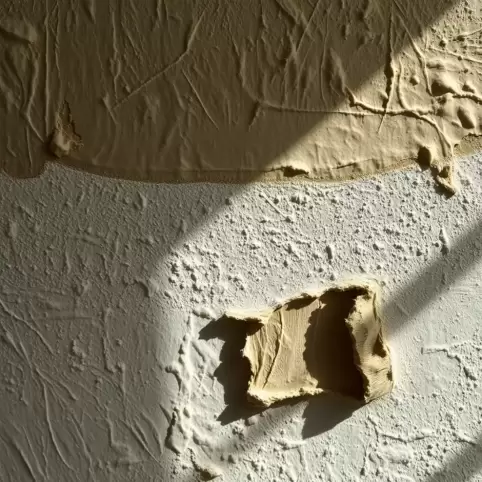 Jak usunąć farbę olejną z tynku