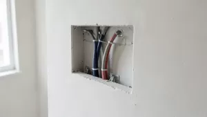 Mocowanie kabli do ściany pod tynk